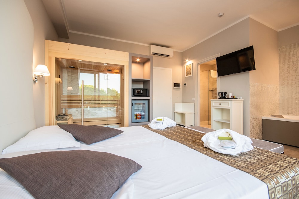 Hotel Oliveto — Hotel rooms in Desenzano del Garda, Lombardy