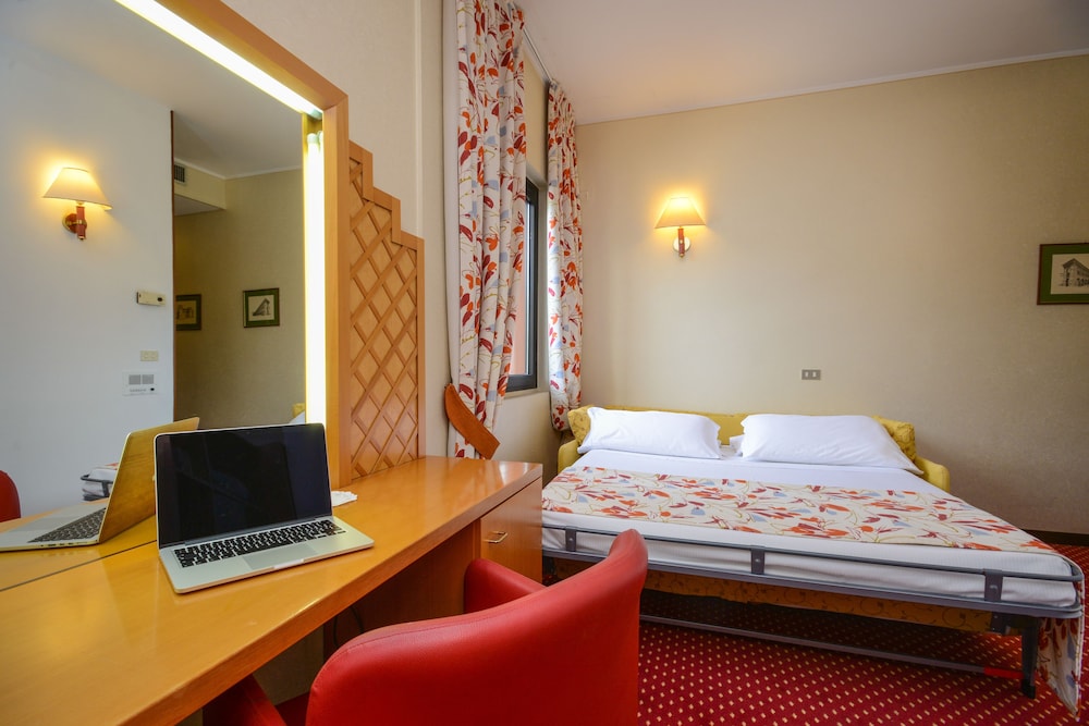 Hotel Oliveto — Hotel rooms in Desenzano del Garda, Lombardy