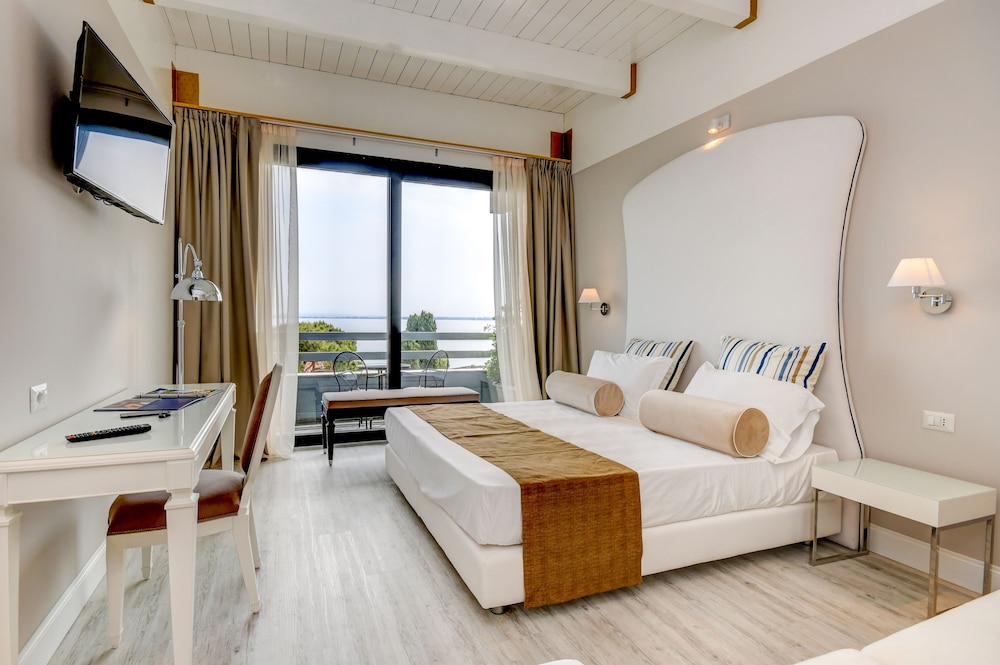 Hotel Oliveto — Hotel rooms in Desenzano del Garda, Lombardy