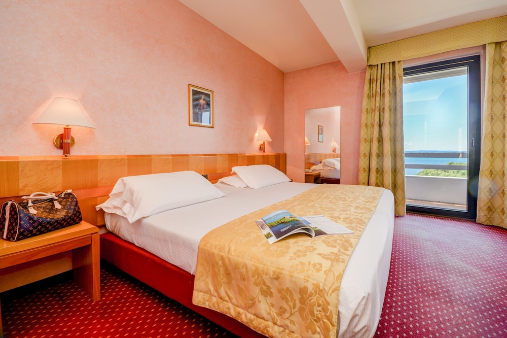 Hotel Oliveto — Hotel rooms in Desenzano del Garda, Lombardy