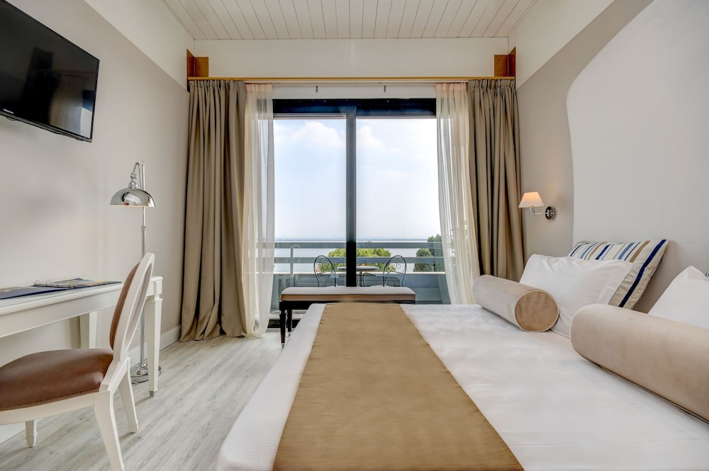 Hotel Oliveto — Hotel rooms in Desenzano del Garda, Lombardy