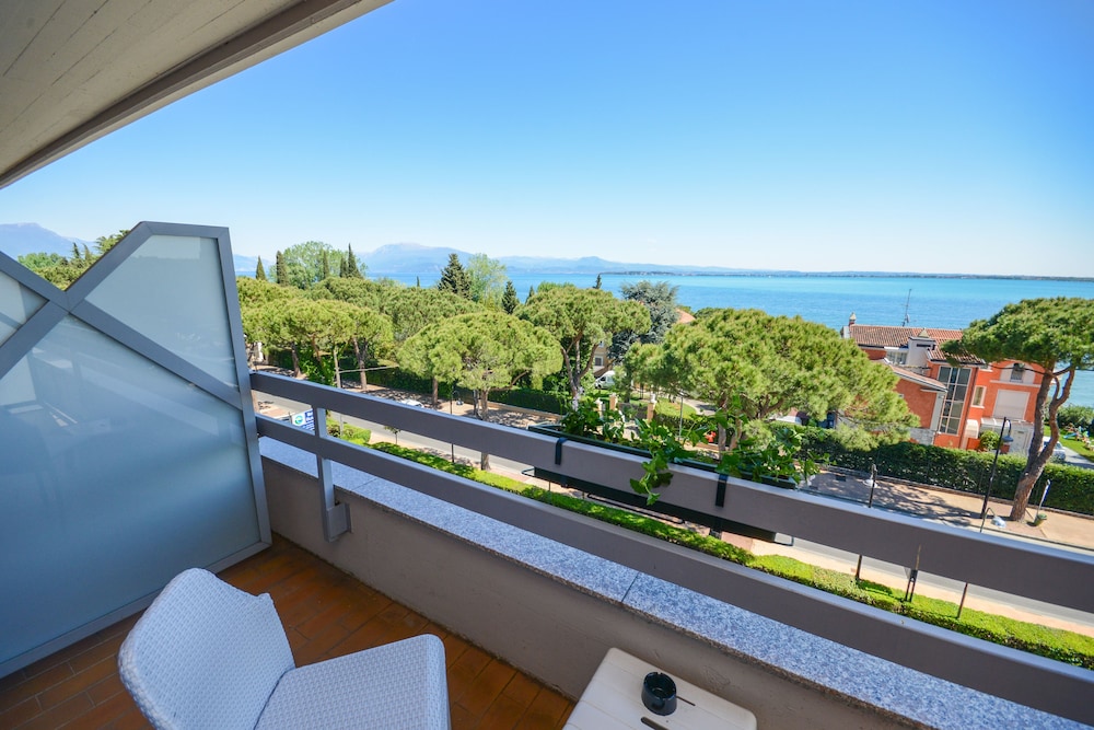Hotel Oliveto — Hotel rooms in Desenzano del Garda, Lombardy
