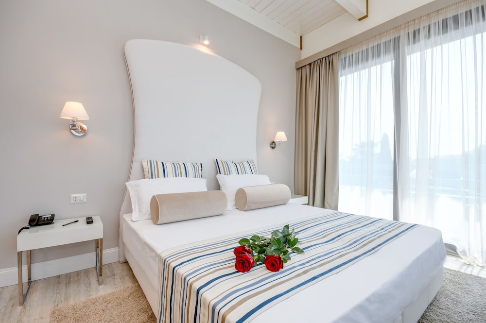 Hotel Oliveto — Hotel rooms in Desenzano del Garda, Lombardy