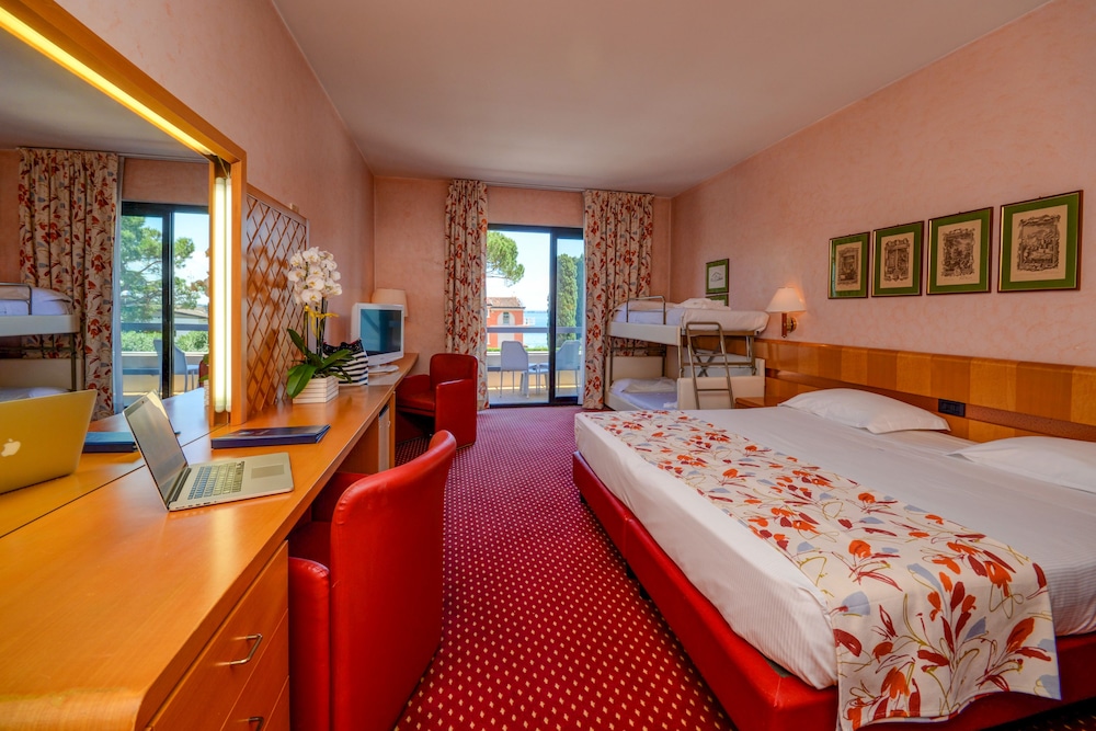 Hotel Oliveto — Hotel rooms in Desenzano del Garda, Lombardy