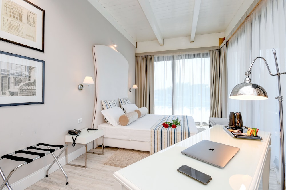 Hotel Oliveto — Hotel rooms in Desenzano del Garda, Lombardy