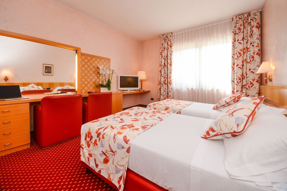 Hotel Oliveto — Hotel rooms in Desenzano del Garda, Lombardy