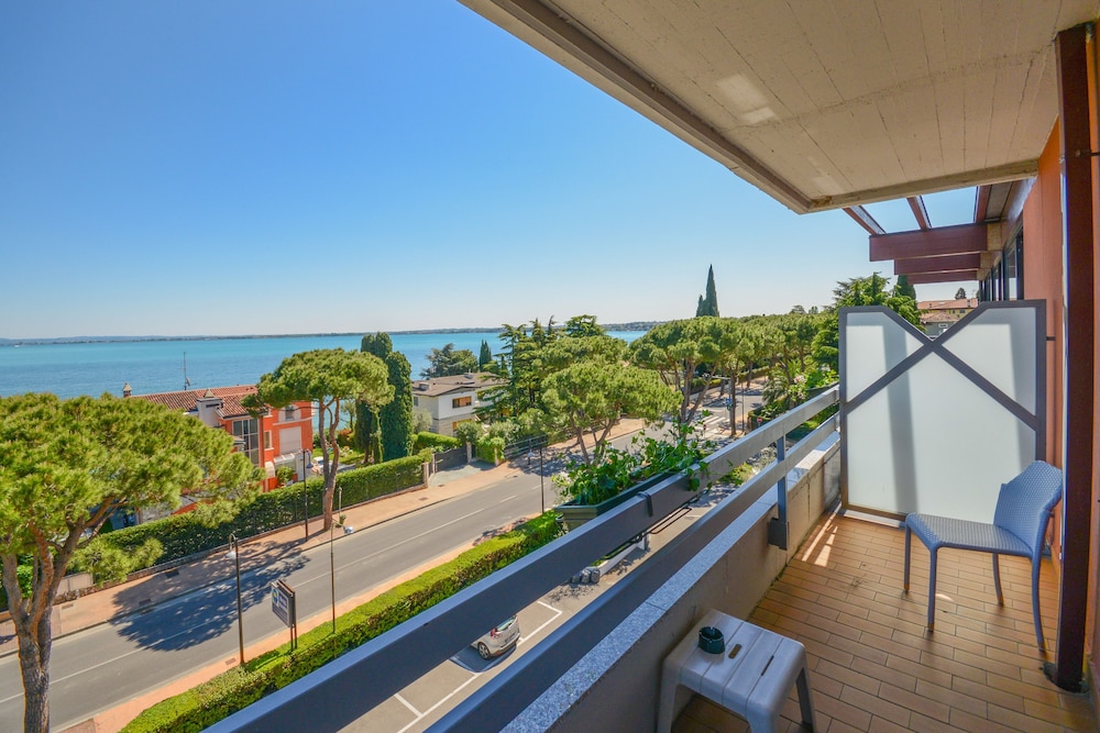 Hotel Oliveto — Hotel rooms in Desenzano del Garda, Lombardy