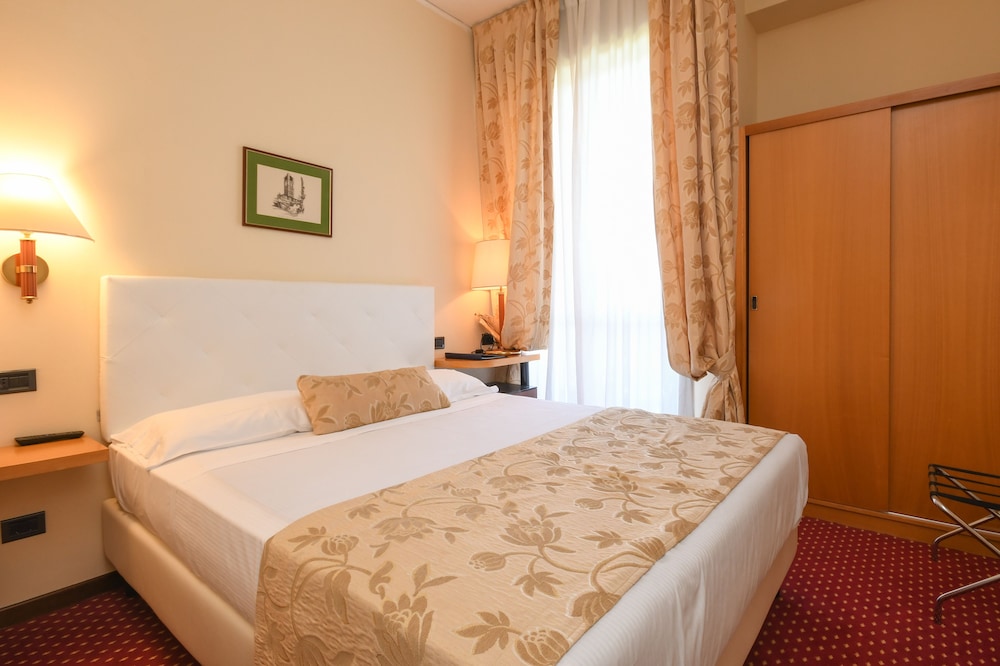 Hotel Oliveto — Hotel rooms in Desenzano del Garda, Lombardy