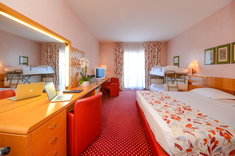 Hotel Oliveto — Hotel rooms in Desenzano del Garda, Lombardy