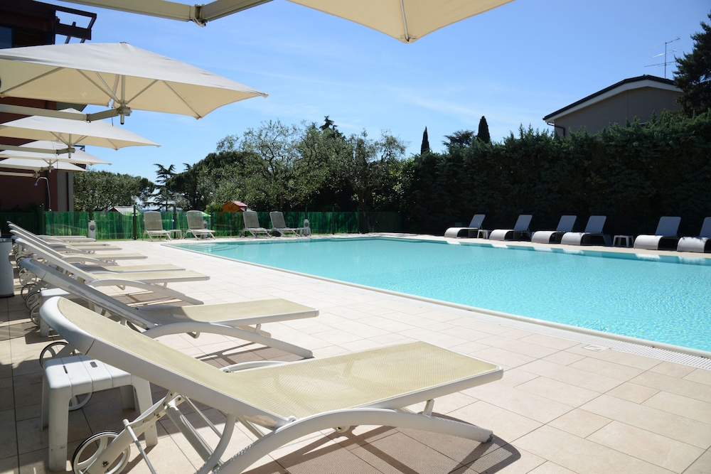 Hotel Oliveto — Swimming pool in Desenzano del Garda, Lombardy