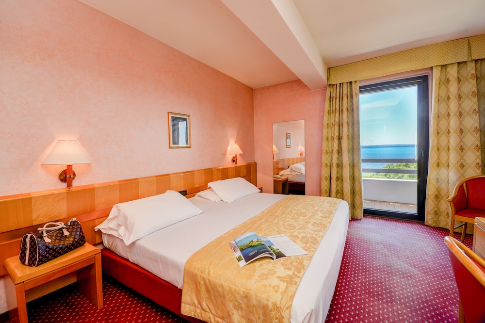 Hotel Oliveto — Hotel rooms in Desenzano del Garda, Lombardy