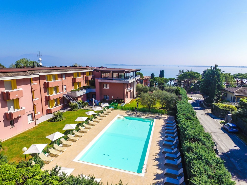 Hotel Oliveto — Swimming pool in Desenzano del Garda, Lombardy