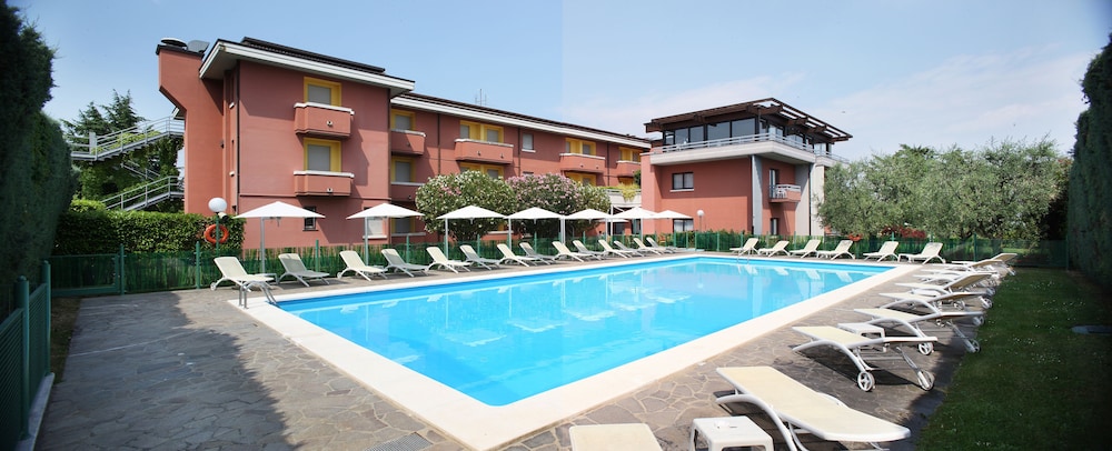 Hotel Oliveto — Swimming pool in Desenzano del Garda, Lombardy