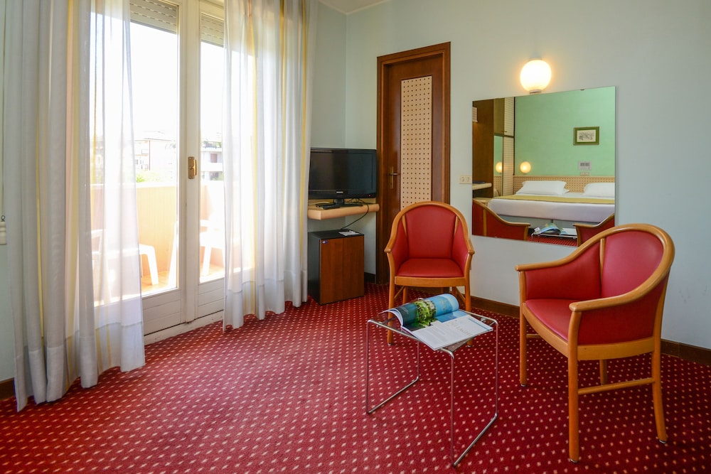 Hotel Oliveto — Hotel rooms in Desenzano del Garda, Lombardy