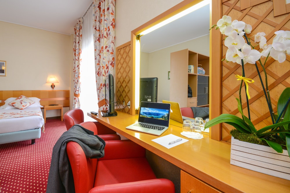 Hotel Oliveto — Hotel rooms in Desenzano del Garda, Lombardy