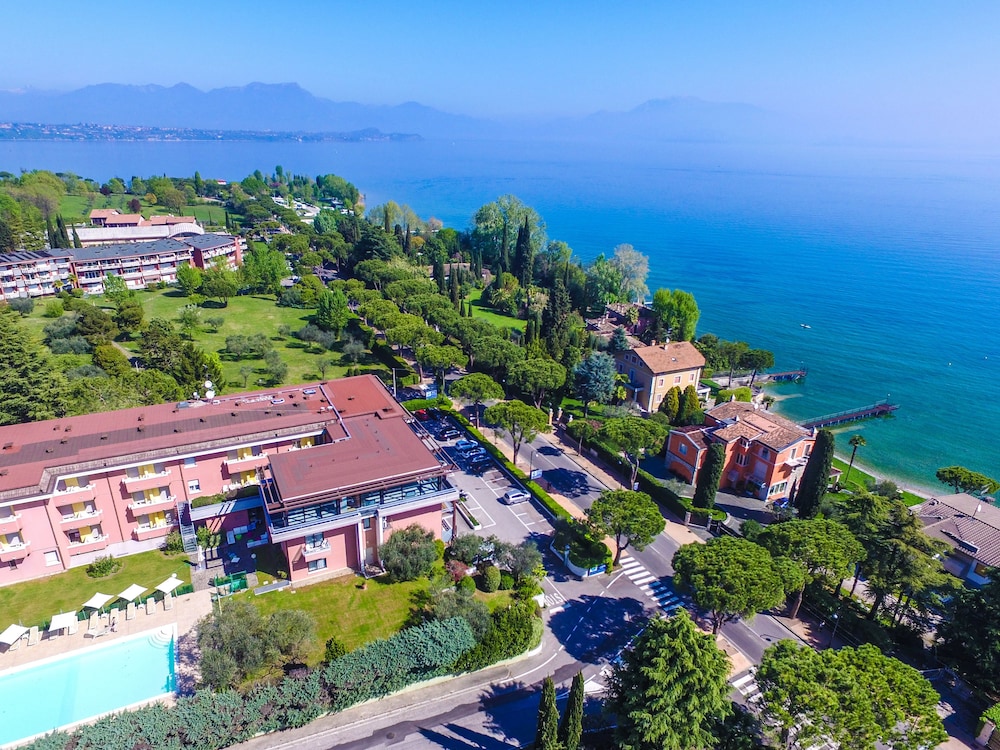 Hotel Oliveto — Hotel building in Desenzano del Garda, Lombardy
