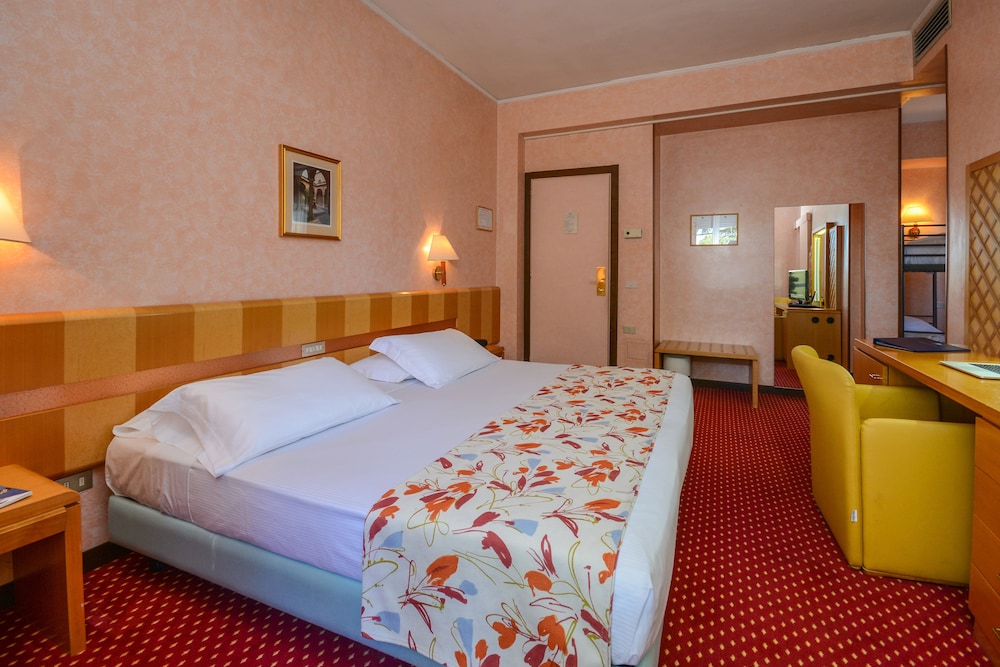 Hotel Oliveto — Hotel rooms in Desenzano del Garda, Lombardy