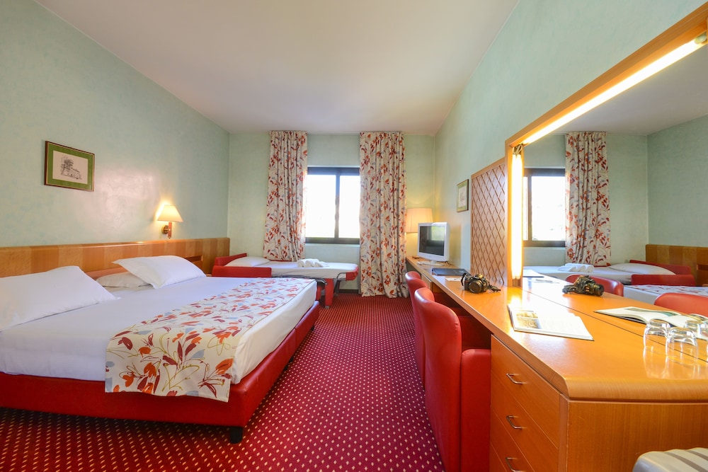 Hotel Oliveto — Hotel rooms in Desenzano del Garda, Lombardy