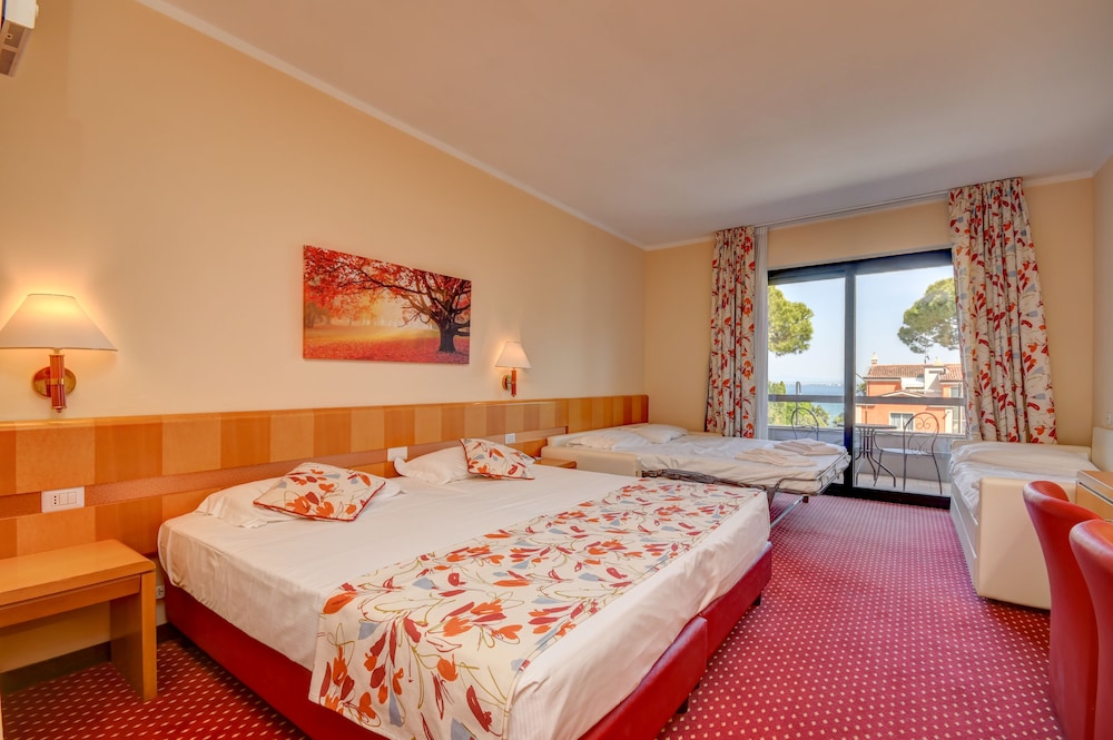 Hotel Oliveto — Hotel rooms in Desenzano del Garda, Lombardy