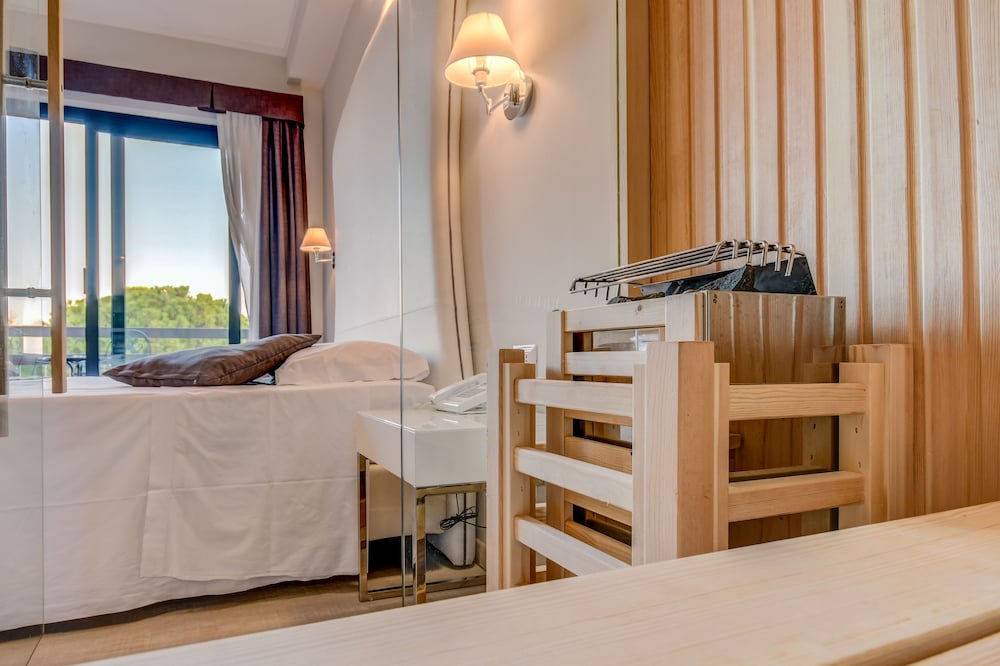 Hotel Oliveto — Hotel rooms in Desenzano del Garda, Lombardy