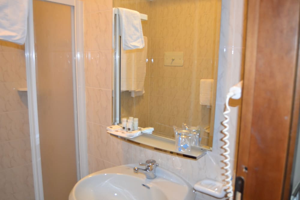Hotel Oliveto — Hotel rooms in Desenzano del Garda, Lombardy