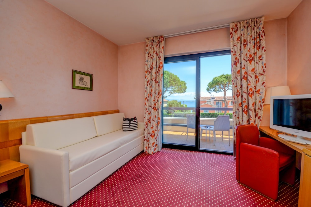 Hotel Oliveto — Hotel rooms in Desenzano del Garda, Lombardy