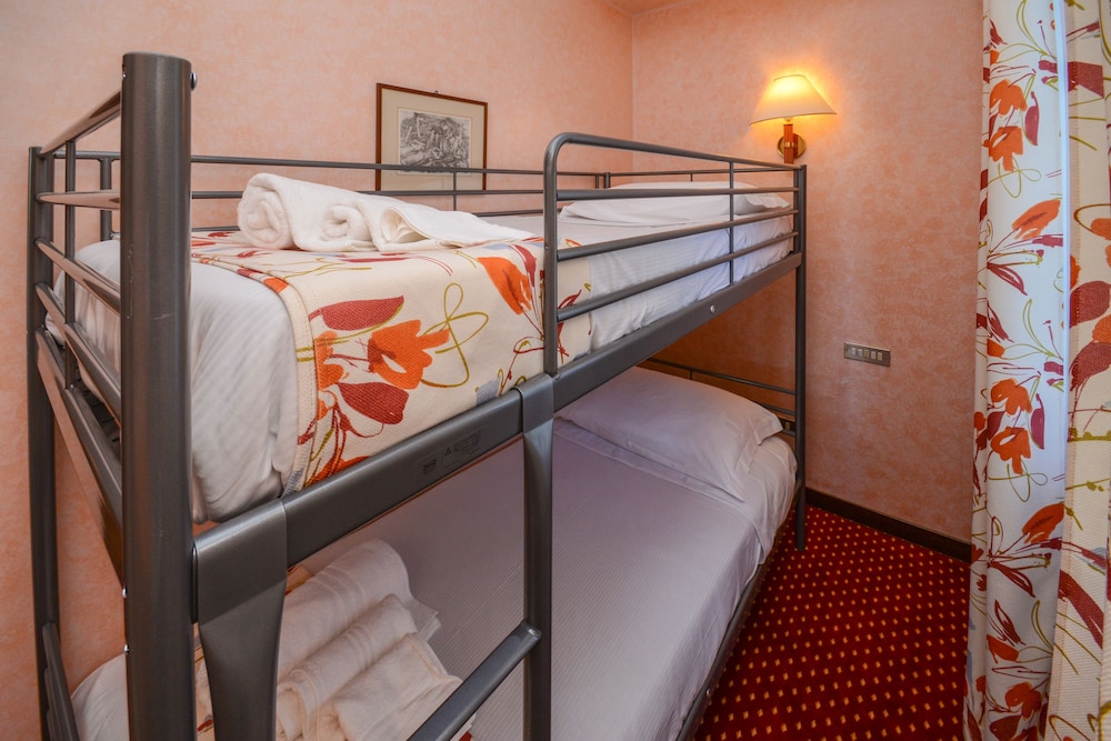 Hotel Oliveto — Hotel rooms in Desenzano del Garda, Lombardy