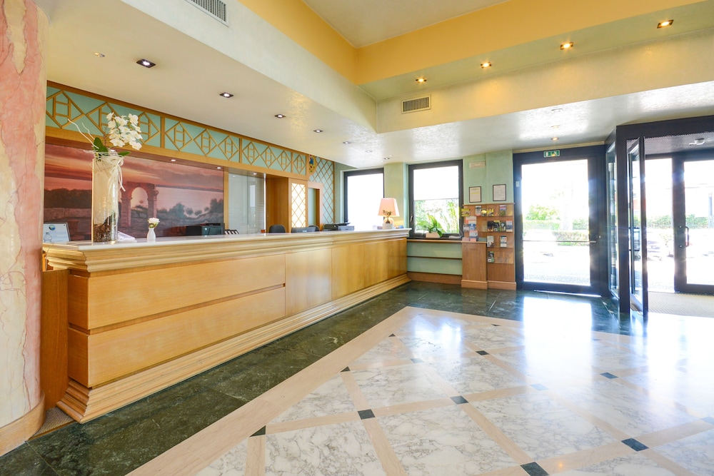 Hotel Oliveto — Hotel building in Desenzano del Garda, Lombardy