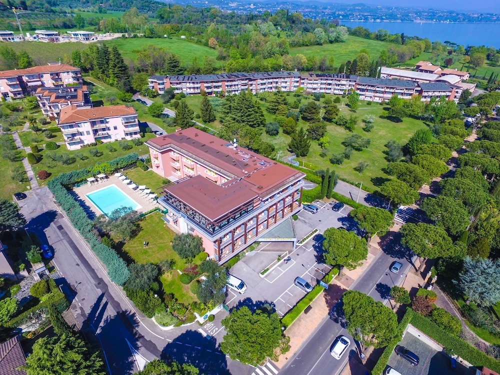 Hotel Oliveto — Hotel building in Desenzano del Garda, Lombardy