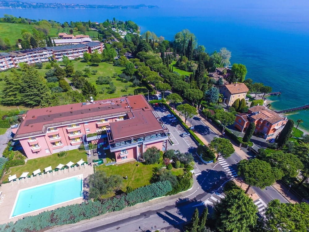 Hotel Oliveto — Hotel building in Desenzano del Garda, Lombardy