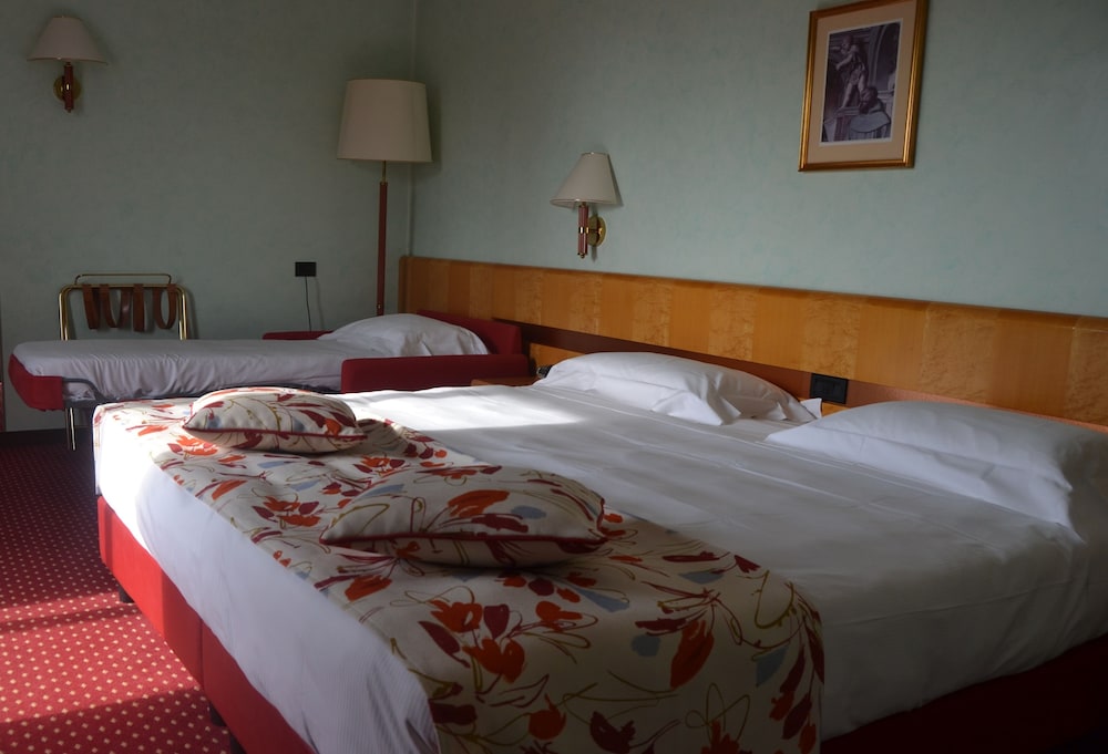 Hotel Oliveto — Hotel rooms in Desenzano del Garda, Lombardy