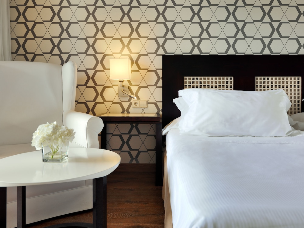 H10 Salauris Palace — Hotel rooms in Salou, Catalonia