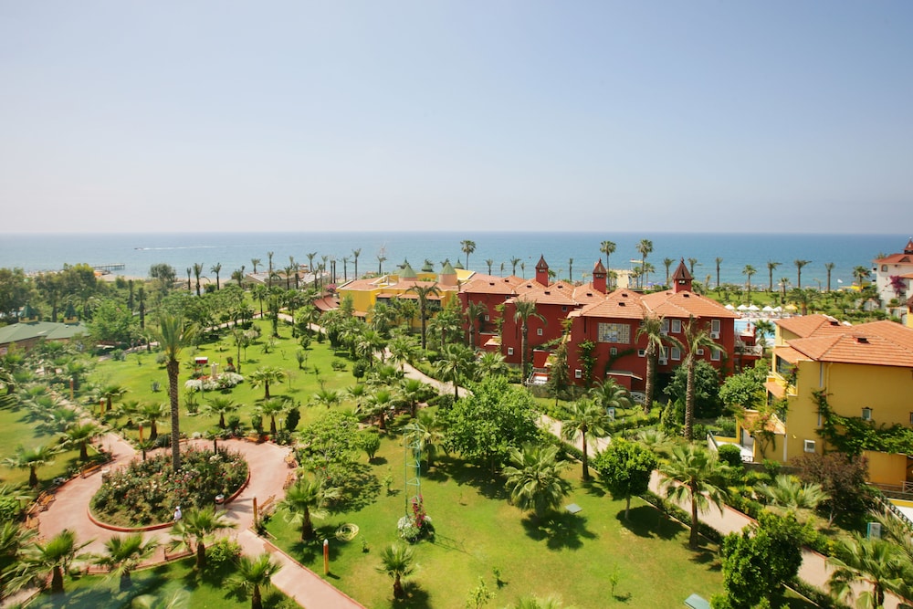 Saphir Hotel & Villas - All inclusive — Hotel building in Alanya