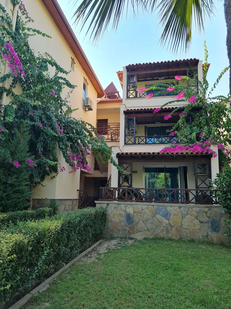 Saphir Hotel & Villas - All inclusive — Hotel building in Alanya