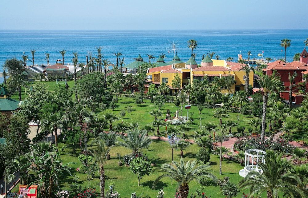 Saphir Hotel & Villas - All inclusive — Hotel building in Alanya