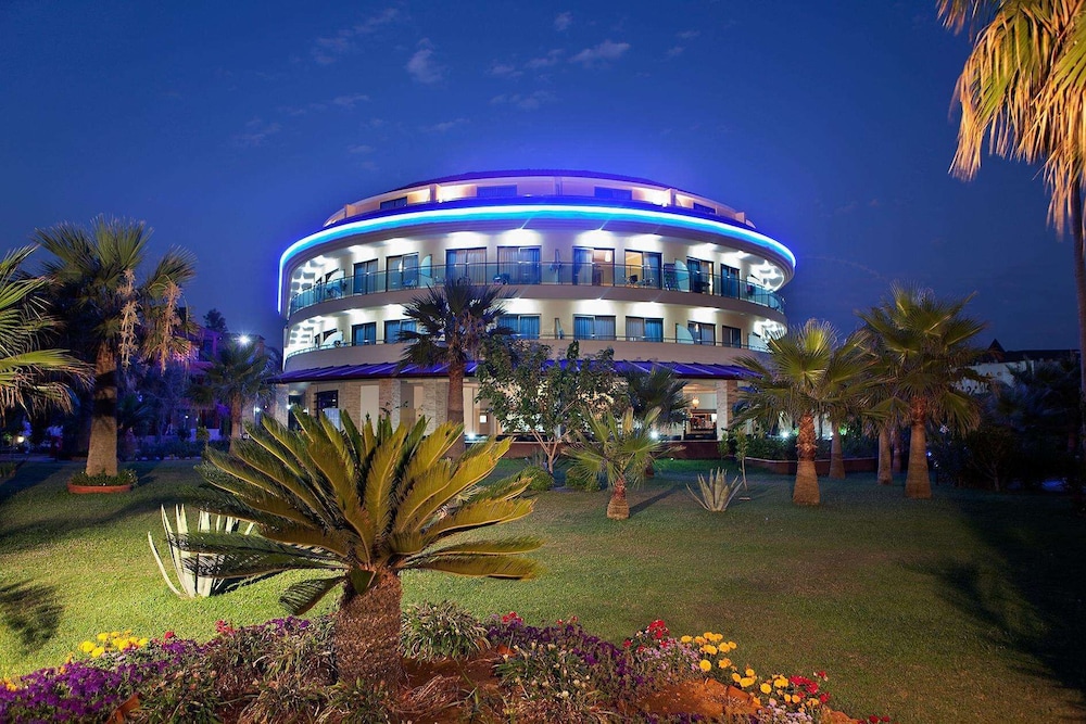 Saphir Hotel & Villas - All inclusive — Hotel building in Alanya