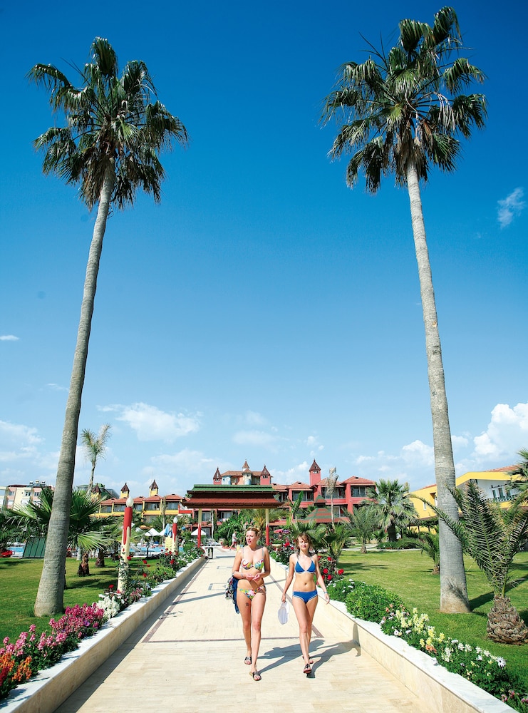 Saphir Hotel & Villas - All inclusive — Hotel building in Alanya