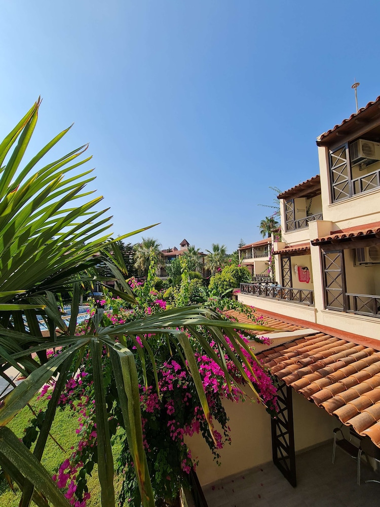 Saphir Hotel & Villas - All inclusive — Hotel building in Alanya