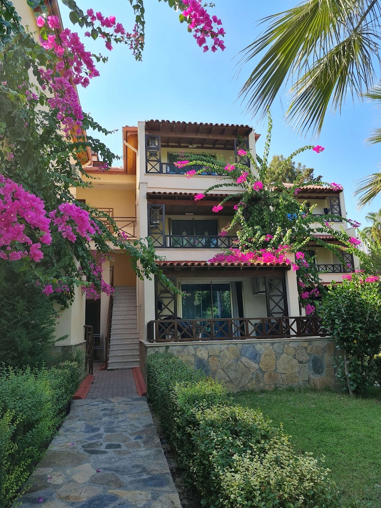 Saphir Hotel & Villas - All inclusive — Hotel building in Alanya
