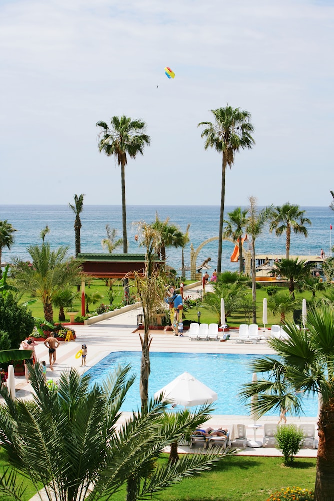 Saphir Hotel & Villas - All inclusive — Swimming pool in Alanya