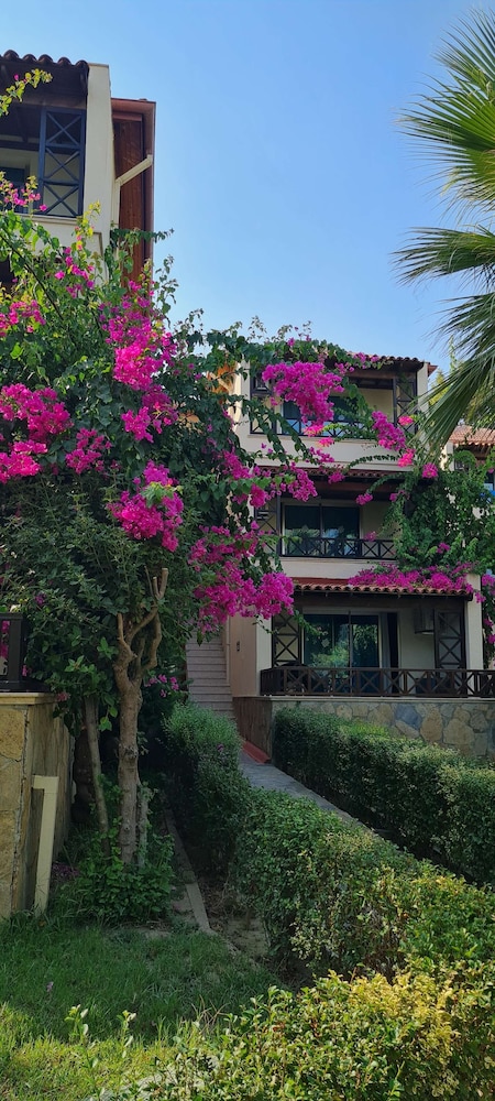 Saphir Hotel & Villas - All inclusive — Hotel building in Alanya