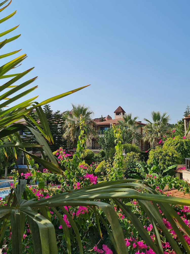 Saphir Hotel & Villas - All inclusive — Hotel building in Alanya