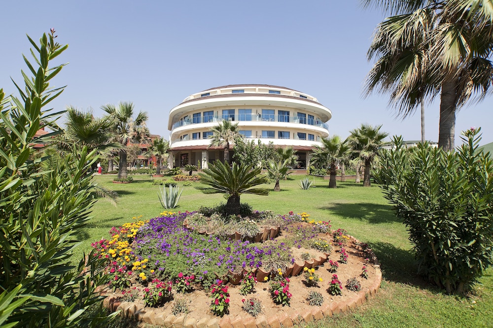 Saphir Hotel & Villas - All inclusive — Hotel building in Alanya