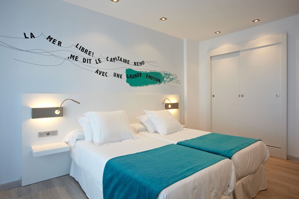 Hotel Costa Azul — Hotel rooms in Palma de Mallorca, Balearic Islands