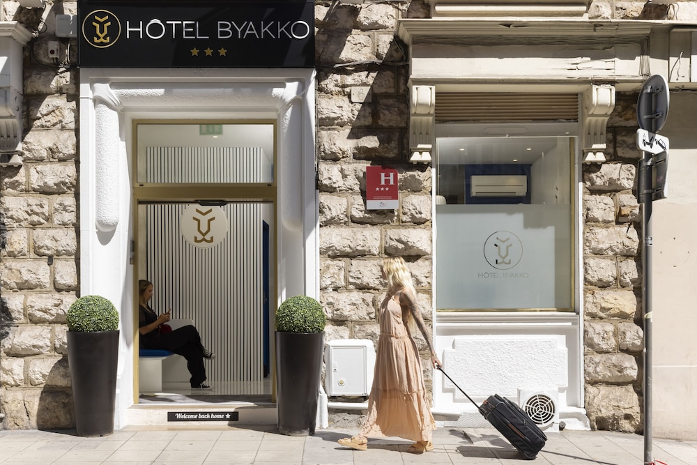 Hotel Byakko Nice — Hotel building in Nice, Provence-Alpes-Cote d'Azur
