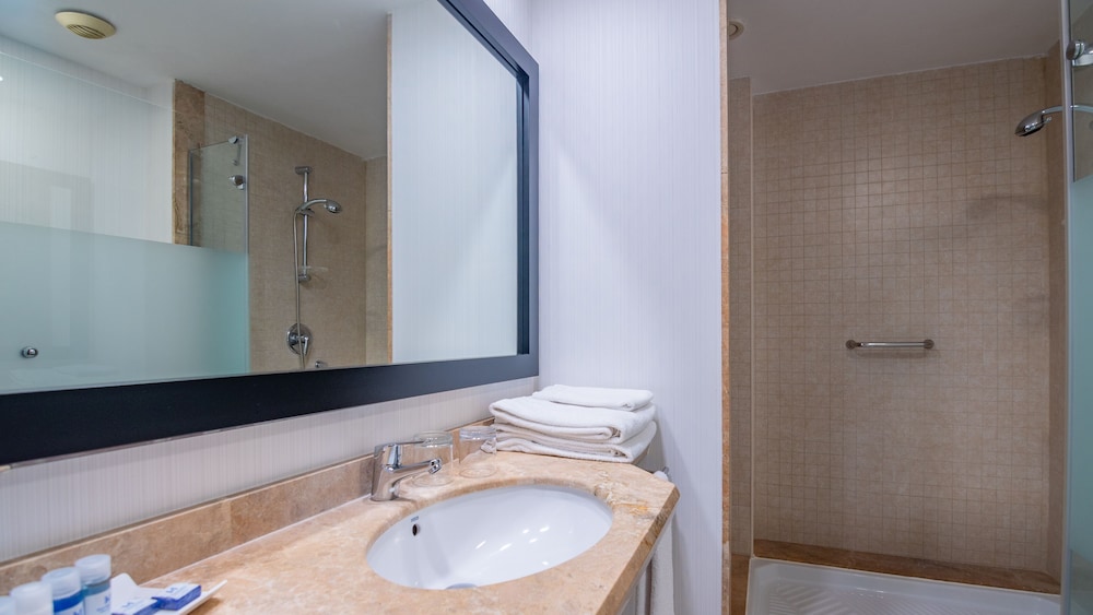 Hotel Isla Mallorca & Spa — Hotel rooms in Palma de Mallorca, Balearic Islands