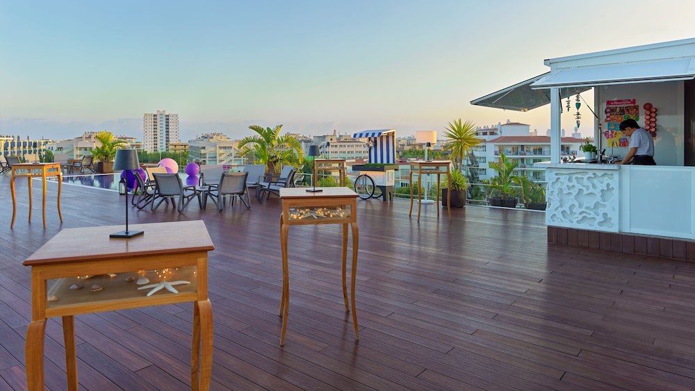 H10 Vintage Salou - Adults Only — Restaurant & bars in Salou, Catalonia