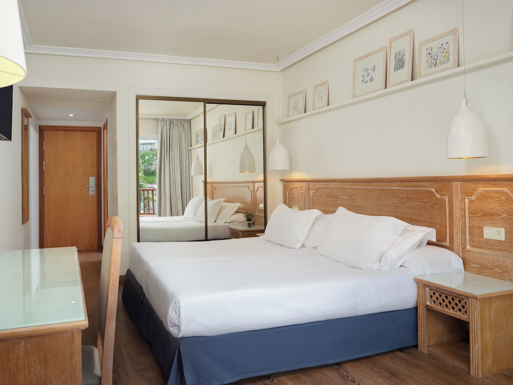 H10 Mediterranean Village — Rooms in Salou, Catalonia