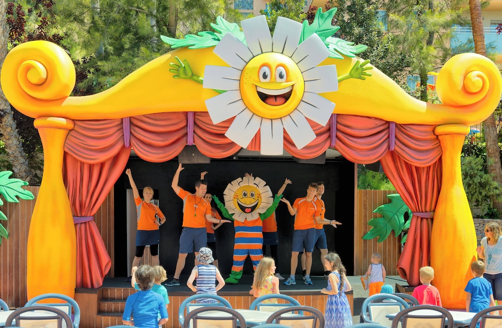 H10 Mediterranean Village — Facilities in Salou, Catalonia