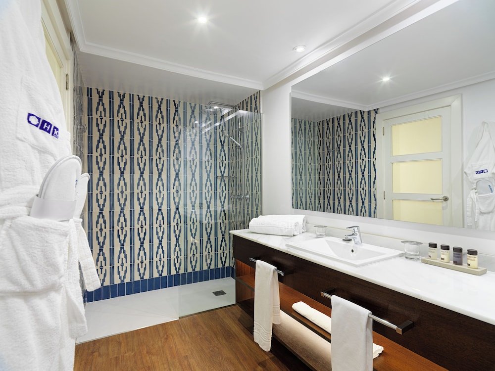 H10 Timanfaya Palace — Hotel rooms in Playa Blanca, Canary Islands